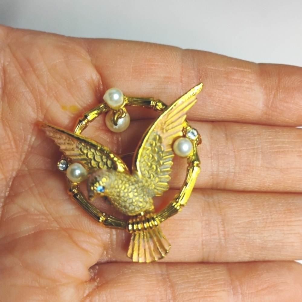 Signed Joan Rivers Peace Dove Brooch Simulated Peals &‎ Rhinestones 18K GP - Picture 3 of 7